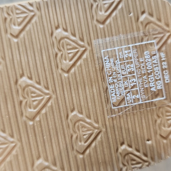 NWT!‎ Roxy girls flip flops - Picture 4 of 5